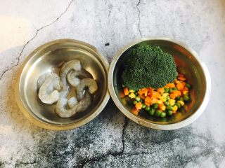 1、美味早餐 鲜虾什锦炒饭,所用食材需要提前处理好，西兰花掰成小朵，清洗干净，沥干水分备用。