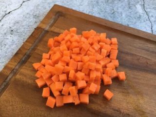 3、美味早餐 鲜虾什锦炒饭,胡萝卜切丁。 用淡盐水加点油，把胡萝卜丁焯一下水，断生即可。这步也可略去，直接炒也可以。