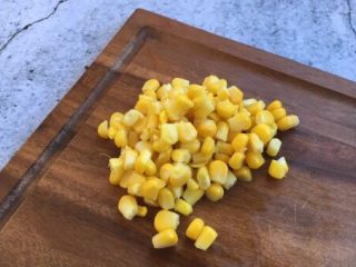 4、美味早餐 鲜虾什锦炒饭,玉米煮熟了后剥粒。