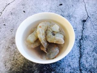 5、美味早餐 鲜虾什锦炒饭,鲜虾去头去皮，挑去虾线，放入少许小苏打和适量水把虾仁抓一抓，然后用清水清洗干净，沥干水分。