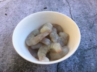 6、美味早餐 鲜虾什锦炒饭,放入少许盐，1小勺料酒，1小勺淀粉，少许白胡椒粉把虾仁抓匀，腌制10分钟。