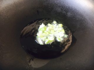 7、美味早餐 鲜虾什锦炒饭,热锅凉油，放入葱花爆香。