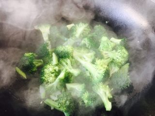 8、美味早餐 鲜虾什锦炒饭,放入西兰花煸炒30秒。