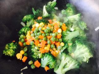 9、美味早餐 鲜虾什锦炒饭,放入豌豆、胡萝卜丁、玉米粒一起煸炒。