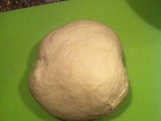 2、自制意大利pizza……,揉成面团,多揉一会,揉到完全不粘手,有劲道。