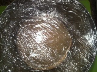 3、自制意大利pizza……,然后放入容器,用保鲜膜包好,室温下发一个小时左右 夏天的话就差不多有原来面团的两倍大了。