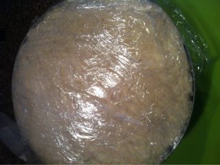 4、自制意大利pizza……,我是第二天做的pizza,所以把面团放进冰箱冷藏层放了一个晚上,也是发的很好。