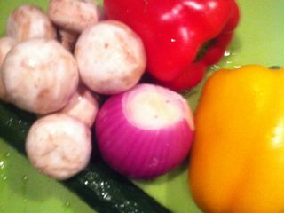 5、自制意大利pizza……,准备蔬菜 切成小块,按自己的喜好来放,但是一定要记住选择水分少的,西红柿就别放了,水多,会酸!