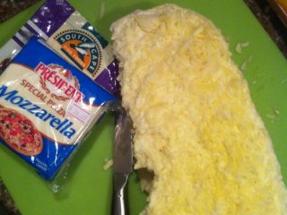 7、自制意大利pizza……,准备好马苏里拉刨成丝的,放一点硬的glama干奶酪会比较香哦