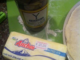 8、自制意大利pizza……,准备黄油和橄榄 橄榄切小。