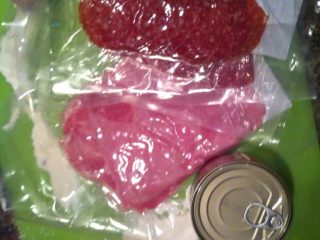 9、自制意大利pizza……,准备好肉类,切成小块,金枪鱼罐头打开,加一点盐和蛋黄酱搅拌均匀