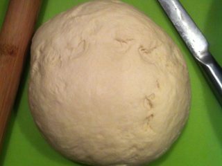 10、自制意大利pizza……,将发好的面团分割成两份,一份继续放冰箱 防止变干,剩下的另一份一定要揉,我大概揉了500多下,差不多半小时吧!这个很重要,面皮好不好吃,就看揉的到不到位!