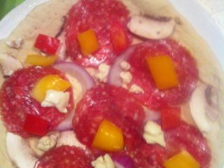 12、自制意大利pizza……,开始撒好吃的啦,先是蔬菜,然后肉类,最后放大量的奶酪,加少许的黄油粒。