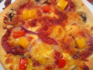 16、自制意大利pizza……,然后放进烤箱烤制金黄 就可以吃啦!差不多是210度烤20分钟!