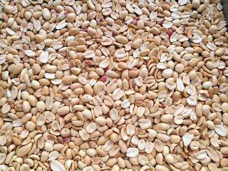 1、花生酱饼干,花生仁放入烤箱150度20分钟，把花生仁烤香后脱皮。