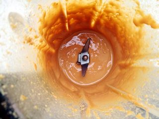 2、花生酱饼干,花生仁放入破壁机，打成花生酱（不加油打，打好的花生酱自然会出油）。