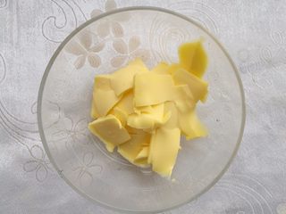 3、花生酱饼干,黄油室温软化。