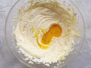 5、花生酱饼干,加入鸡蛋液继续打发至蓬松轻盈的状态。