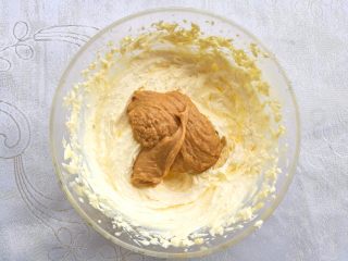 6、花生酱饼干,加入花生酱继续打发。