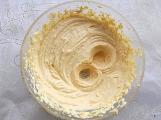 7、花生酱饼干,打至花生酱和黄油糊完全融合。