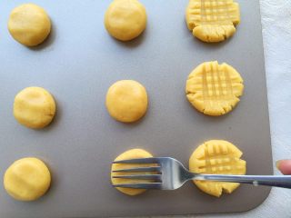 11、花生酱饼干,再用叉子横竖压成网状。