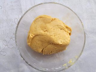 9、花生酱饼干,拌均匀成面团。