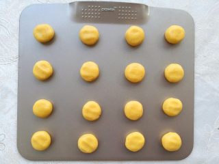 10、花生酱饼干,把面团分成15g的小剂子，揉圆轻轻压扁放到烤盘上。