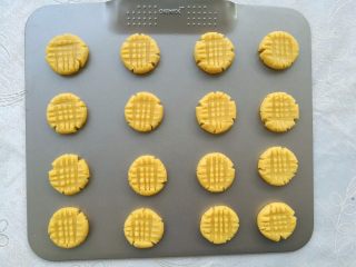 12、花生酱饼干,依次压好所有面团。