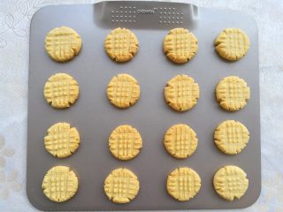 14、花生酱饼干,烤好的饼干完全冷却后再食用。