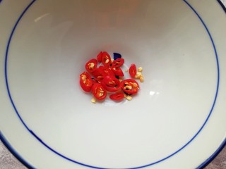 5、拍黄瓜,小米椒洗干净切成椒圈放入小碗里。