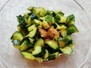 8、拍黄瓜,加入原味鲜和香油搅拌均匀。