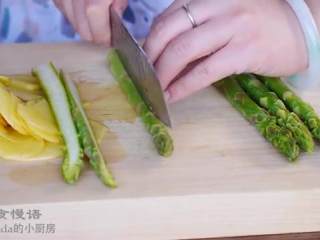 4、春日田园披萨,切掉芦笋的根部，从中间纵向的切一刀