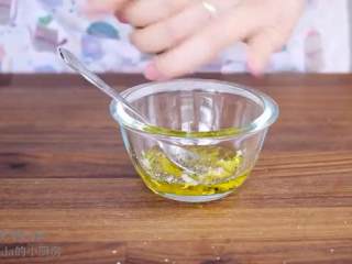 5、春日田园披萨,把蒜头压成蒜蓉，倒入两大勺橄榄油，海盐、黑胡椒搅拌均匀做成酱料