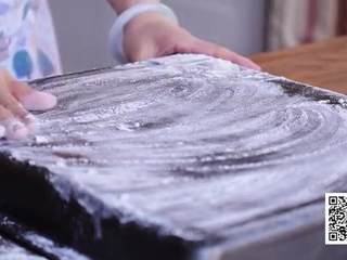 6、春日田园披萨,在烤盘底部撒上一层面粉待用，在案板上也撒上一层面粉