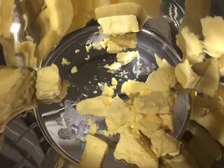 2、扁桃仁一口酥,135g的黄油放在温室软化至手指很轻松的按下去，软软的就可以了，切不可在火上或热水里加温