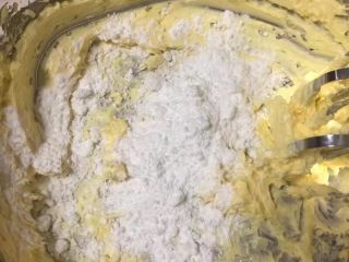 4、扁桃仁一口酥,加入白糖或者糖粉30g电动打蛋器搅打到至顺滑