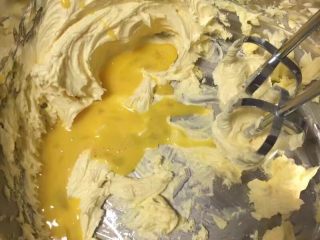 6、扁桃仁一口酥,第二次加入全蛋液继续搅打均匀