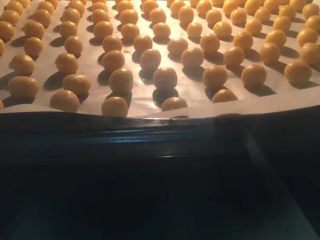 12、扁桃仁一口酥,烤箱提前160度预热5分钟，放入烤箱上下火165度20分钟，每个烤箱火候不一样，可以根据自家烤箱火候来设定