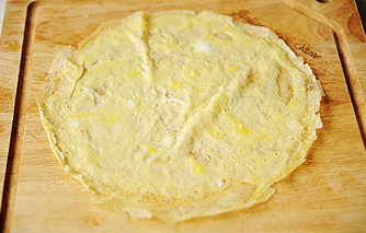 1、创意无限的花样寿司【小花寿司】,一个鸡蛋打散,放入加了一丁点油的不粘锅里摊成饼,取出晾凉;