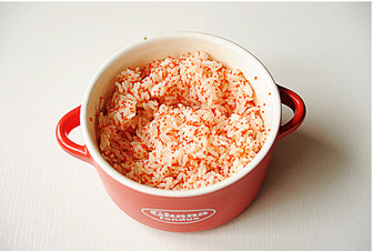 2、创意无限的花样寿司【小花寿司】,温热的米饭取一半的量,加入鱼籽、白芝麻和少量香油,拌匀待用;