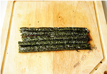 7、创意无限的花样寿司【小花寿司】,依次做好五个小寿司,成为五瓣花瓣;