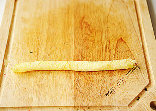 9、创意无限的花样寿司【小花寿司】,用手卷成卷,大小要能让五瓣花瓣围绕住;