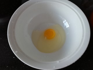 1、自制披萨,把鸡蛋打入碗中。