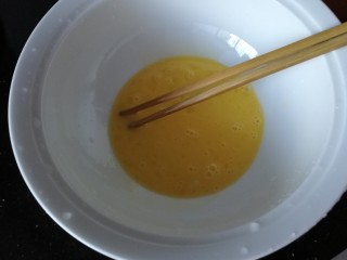 2、自制披萨,用筷子搅散。