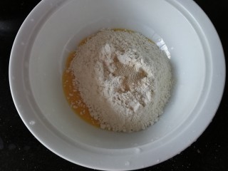 3、自制披萨,把150克面粉倒入碗中,加入10克白糖、2克盐、1克酵母粉。