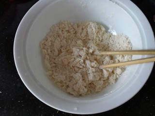 4、自制披萨,再倒入30克水(夏天用冷水冬天用温水),用筷子搅散(这个水的用量不是固定的,因为鸡蛋有大有小,加完水后揉面的时候如果觉得太湿可加些面粉,如果太干则把手打湿揉面即可)。