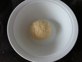 5、自制披萨,用手揉成面团。