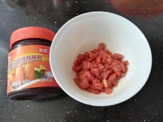 7、自制披萨,趁发面的时候准备馅料,先把牛肉切碎,用腌肉料腌上(我用的奥尔良腌肉料,如图)。