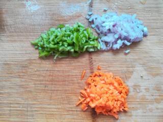 8、自制披萨,把胡萝卜、洋葱、青椒全部切碎。