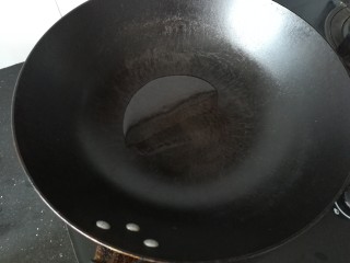 9、自制披萨,油锅烧热。